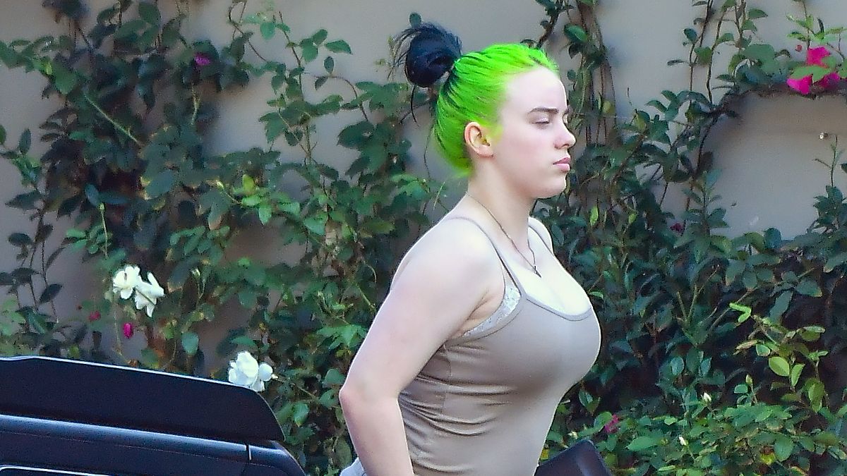 Billie eilish shows tits